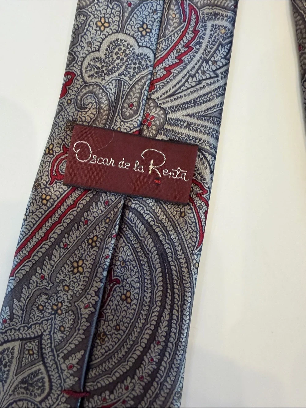 Vintage Oscar de la Renta Mens Tie Gray Red Paisley Silk Blend Luxury Necktie